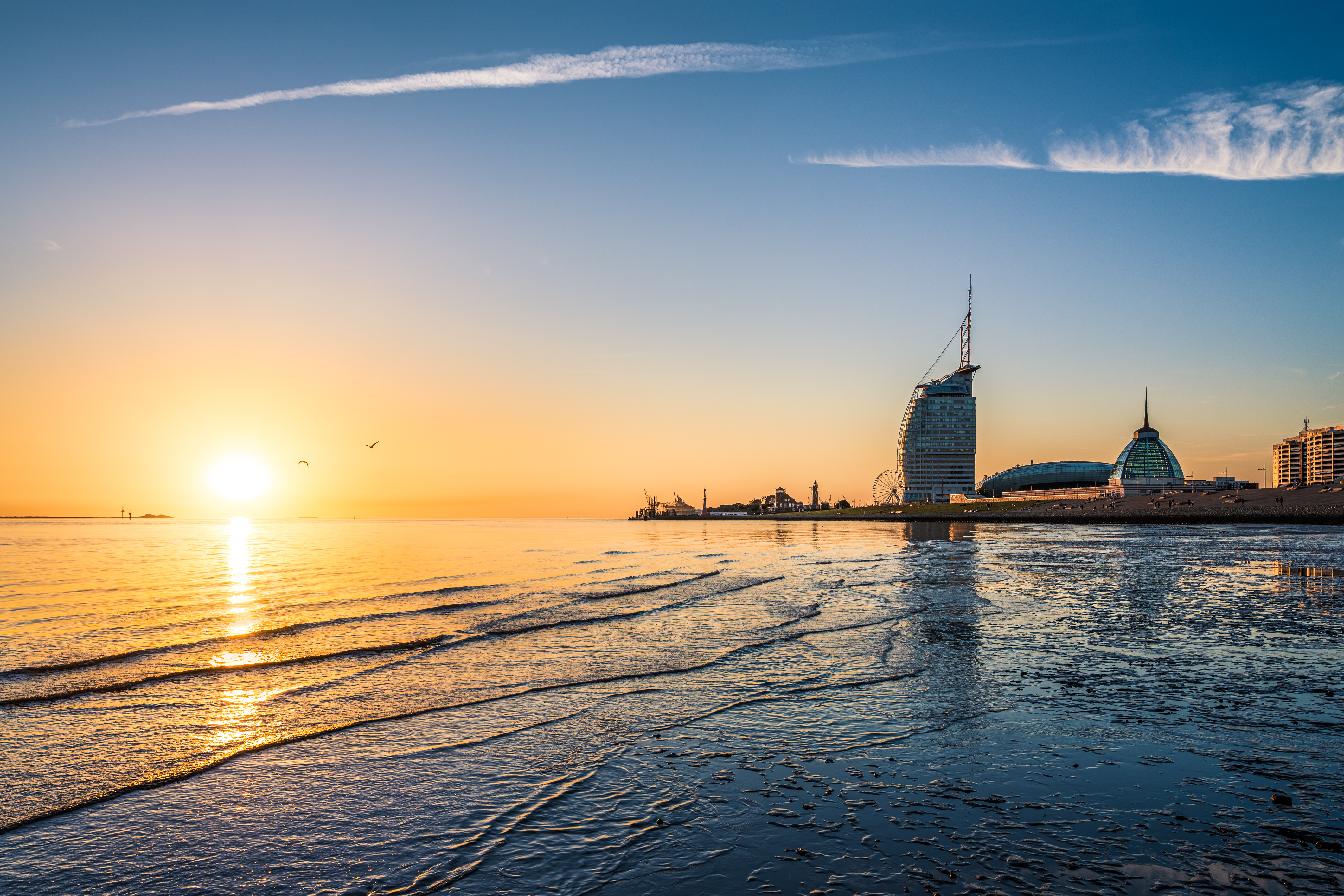 Luftaufnahme der Doppelschleuse und des Reisemobil-Stellplatzes in Bremerhaven